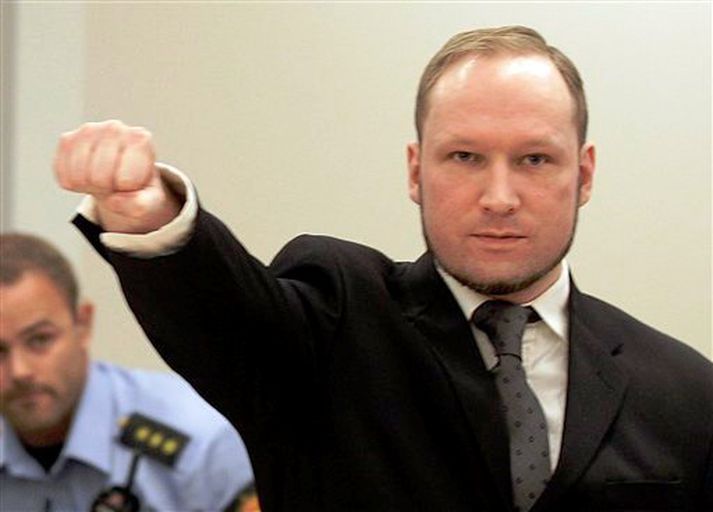 Anders Behring Breivik í dómssalnum í dag.