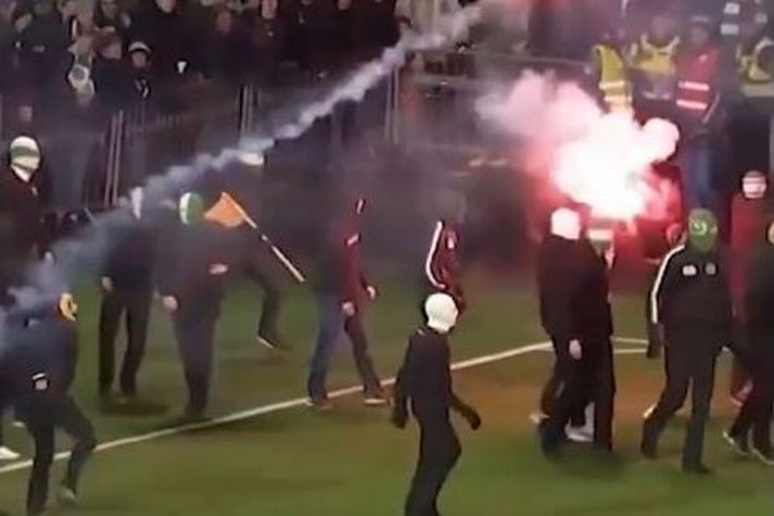 Bullurnar voru grímuklæddar og voru með blys og barefli með sér.