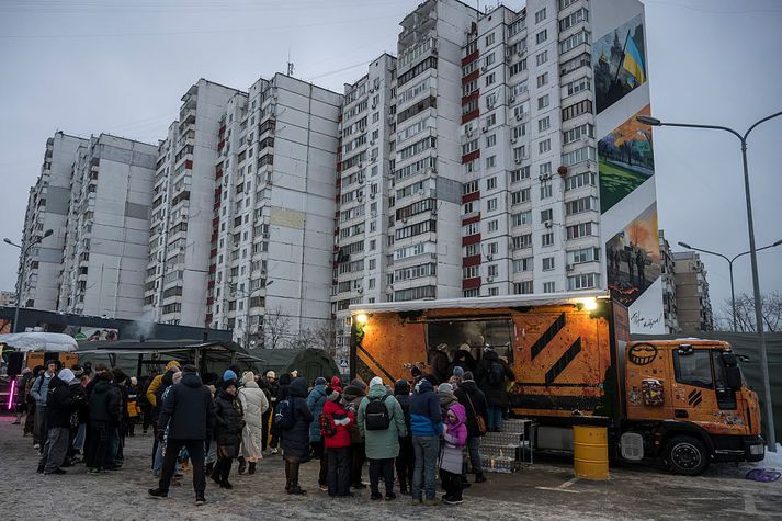Íbúar Kænugarðs sem eru án rafmagns og hita vegna árása Rússa bíða í röð eftir heitri máltíð.