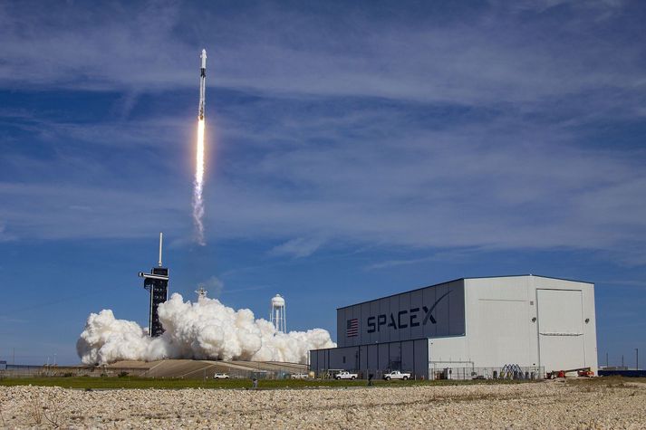 Mynd frá geimskoti SpaceX í gær. Þarna var hefðbundinni Falcon 9 eldflaug skotið út í geim.