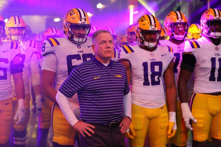 Brian Kelly gerði flotta hluti á fyrsta tímabili sínu sem þjálfari LSU Tigers liðsins. Hér stendur hann fyrir framan leikmenn sína fyrir leik á móti Georgiu.