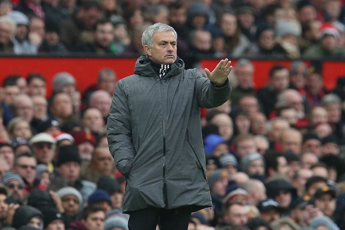 Mourinho gefur skipanir inn á völlinn í gær.