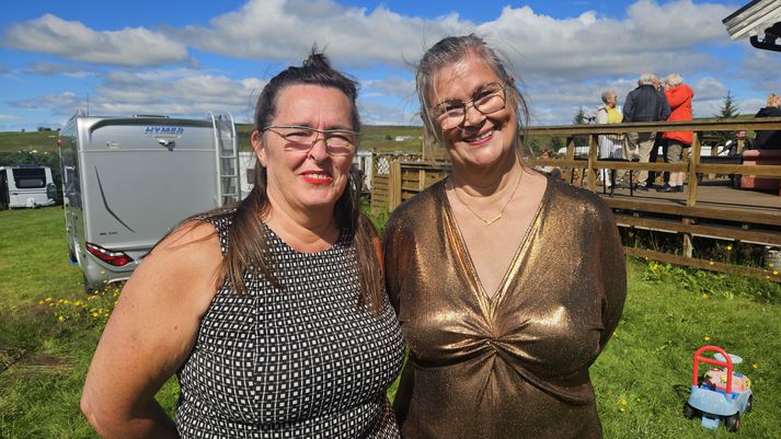 Ingibjörg Elva Sigurðardóttir (til vinstri) og Auður Friðgerður Thorlacius Halldórsdóttir,  konurnar í Hjónabandinu en með þeim er Jens Sigurðsson. Jón Ólafsson var með þeim en hann er látinn.