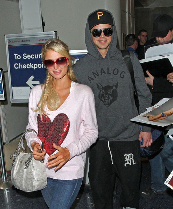 Paris Hilton geislar af hamingju þessa dagana.