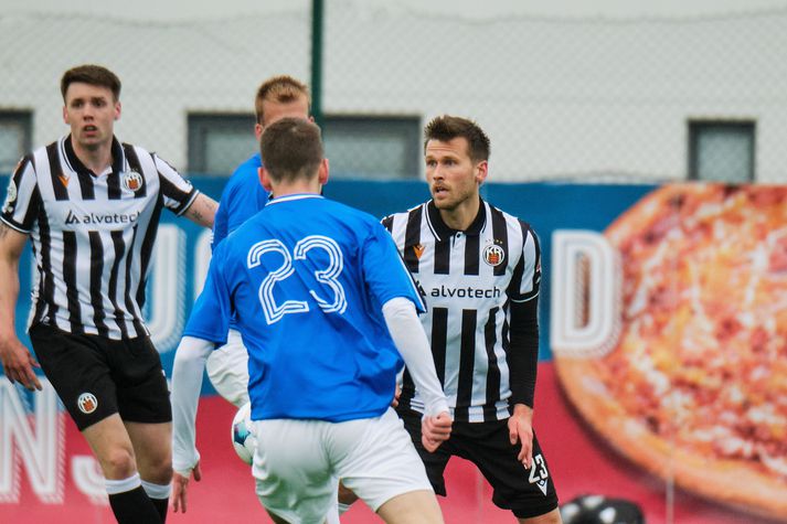 Arnór Ingvi fór af velli eftir rúmlega hálftíma leik í gær. Hann ætti að ná sér fyrir leikinn við Val.