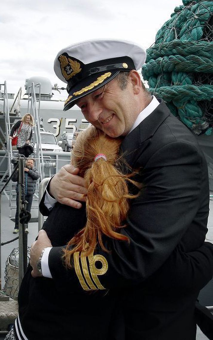 Andrea, dóttir Einars, faðmar pabba sinn innilega eftir langa sjóferð á varðskipinu Tý. 