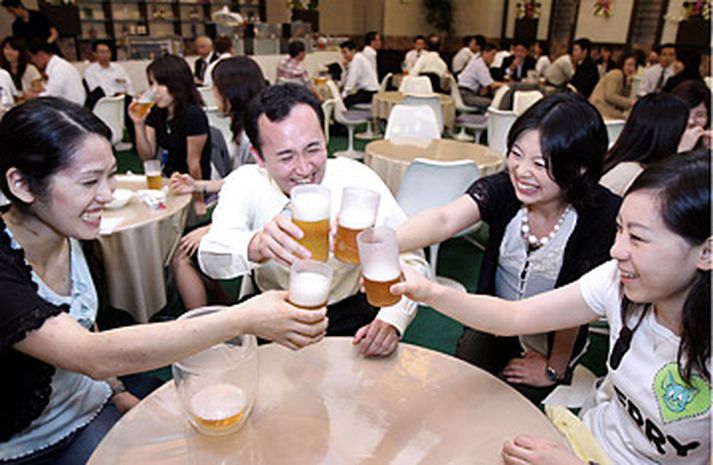 Stund milli stríða. Japanar eru iðnir við kolann þegar kemur að því að fá sér einn bröndóttan.