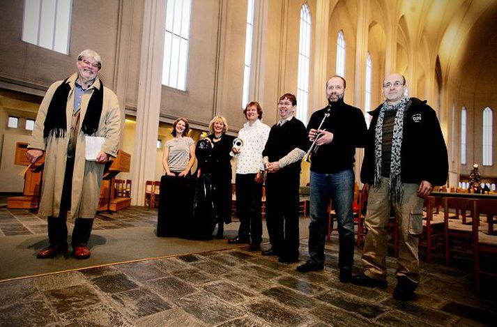 Kristinn Sigmundsson og tónlistarfólkið við æfingar í Hallgrímskirkju í vikunni 