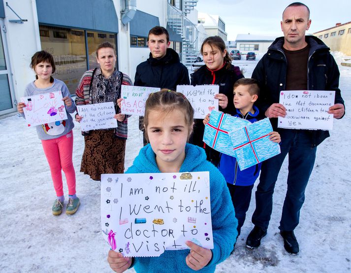 Fatime, Dennis, Suala, Ajshe og Fejzula ásamt foreldrum sínum  fyrir utan móttökustöðina í Bæjarhrauni. Stúlkurnar Suala og Ajshe bíða óþreyjufullar eftir því að hefja skólagöngu sína. 