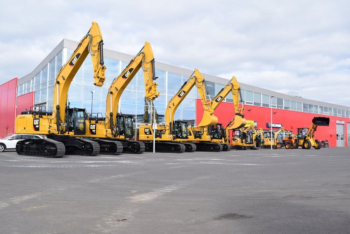 Klettur er umboðsaðili Scania og Caterpillar á Íslandi auk ýmissa annarra framleiðenda. Fram kemur að Klettur reki farsæl þjónustuverkstæði í Reykjavík og á Akureyri. Þar að auki starfræki félagið hjólbarðaverkstæði undir nafni Kletts ásamt því að eiga vörumerkið Sólningu.