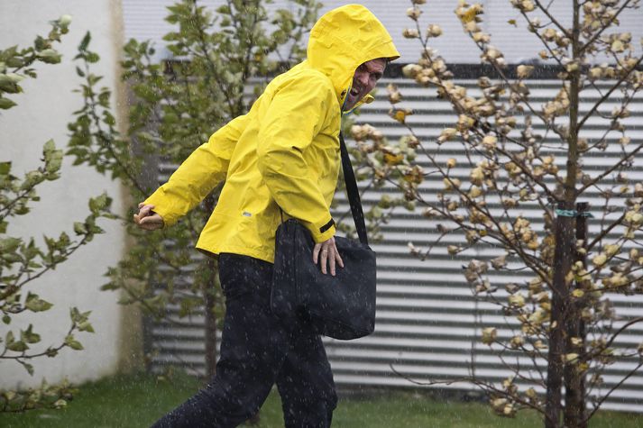 Búist er við stormi á Vestfjörðum í dag en norðvestan- og vestanlands á morgun.