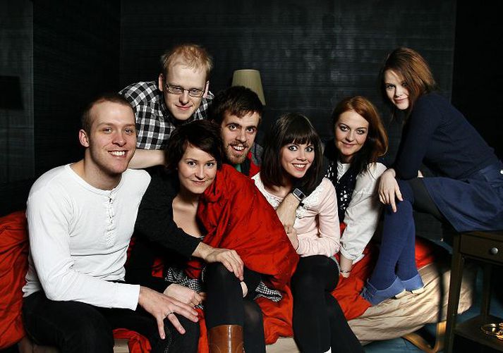 Samrýnd
Útskriftarhópurinn 2010 frá vinstri: Hilmir Jensson, Ævar Þór Benediktsson, Anna Gunndís Guðmundsdóttir, Hilmar Guðjónsson, Lára Jóhanna Jónsdóttir, Svandís Dóra Einarsdóttir og Þórunn Arna Kristjánsdóttir. Þau leika í leikverkinu Bráðum hata ég þig eftir Sigtrygg Magnason.Fréttablaðið/GVA