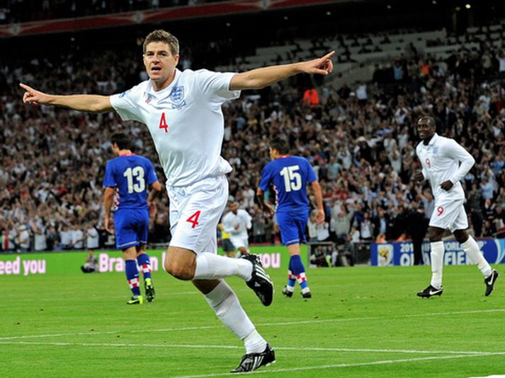 Steven Gerrard fagnar marki fyrir enska landsliðið.