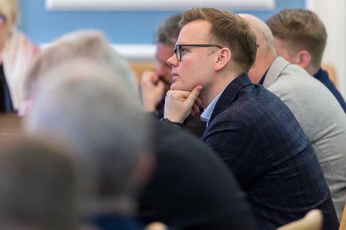 Guðmundur Ari Sigurjónsson, þingflokksformaður Samfylkingar og frambjóðandi til varaformanns, fylgist grannt með í þingsal.