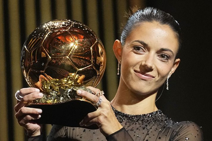 Aitana Bonmati Ballon d'Or bikarinn sem hún fékk í gær.