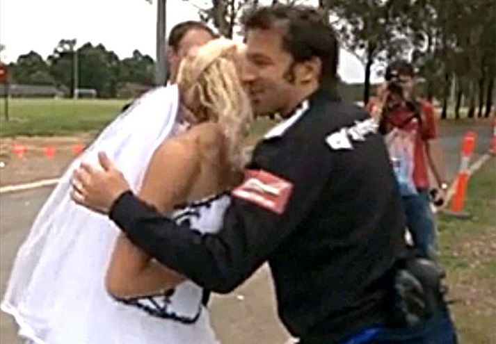 Del Piero faðmar hér brúðina.