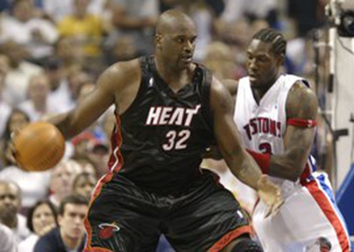 Þeir Shaquille O´Neal og Ben Wallace eru nú að kljást í beinni útsendingu á Sýn