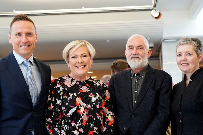 Forsetjahjónin Halla Tómasdóttir og Björn Skúlason ásamt sýningarstjórunum Dagnýju Heiðdal og Ólafi Inga Jónssyni.