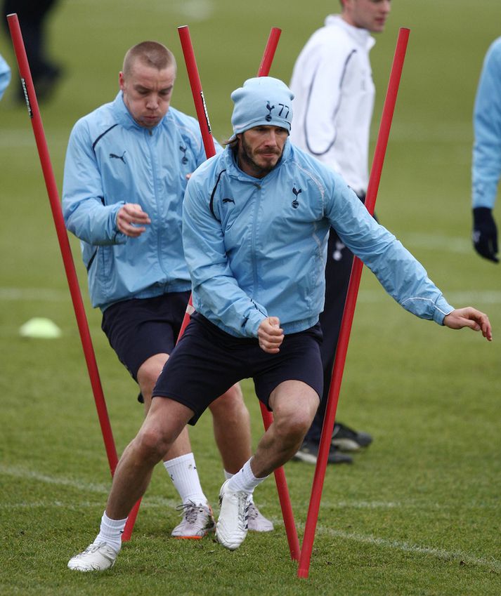 Beckham í svigi á æfingu með Tottenham.
