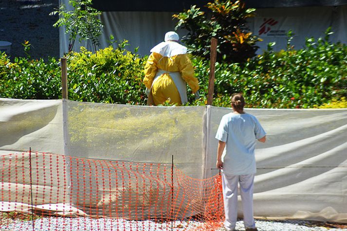 Afgirt svæði í Gíneu þar sem læknar gera hvað þeir geta að berjast gegn veirunni.