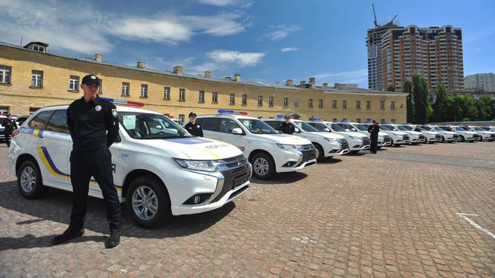 Mitsubishi afhendir úkraínsku lögreglunni 635 Outlander PHEV bíla.