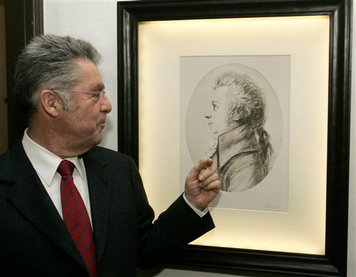 Heinz Fischer, forseti Austurríkis, skoðar mynd af tónskáldinu Wolfgang Amadeus Mozart.