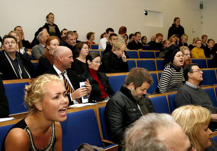 hróp gerð að ráðherra Mótmælendur sóttu ráðstefnu sem boðað hafði verið til í gær af tilefni 50 ára afmælis mannréttindadómstóls Evrópu og komu í veg fyrir að Ragna Árnadóttir dómsmálaráðherra gæti flutt þar ræðu. 
