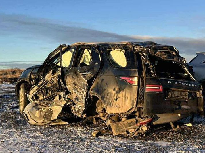 „Þegar bíllinn stoppar er alveg skerandi þögn. Ég er með einn sex ára og einn sem er fjögurra ára í bílnum og þeir fara að öskra. Maður fer að kalla til að sjá hvort maður heyri í einhverjum. Ég heyrði ekkert í syni mínum eða manninum mínum og var skíthrædd um að þeir væru bara dánir.“