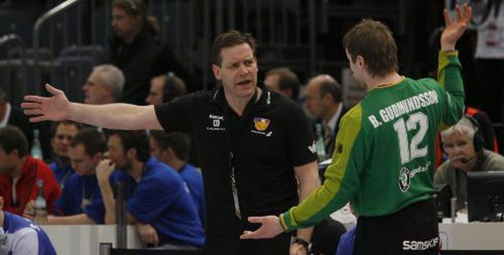 Alfreð ræðir við Birki Ívar Guðmundsson markvörð í leiknum í dag.