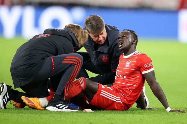 Sadio Mane sést hér sitja þjáður í grasinu eftir að hann meiddist í gær.