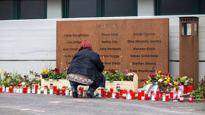 Minnisvarði við Joseph Koenig skólann í Þýskalandi. Sextán nemendur og tveir kennarar létu lífið þegar Germanwings flugvélinni var brotlent í frönsku ölpunum.