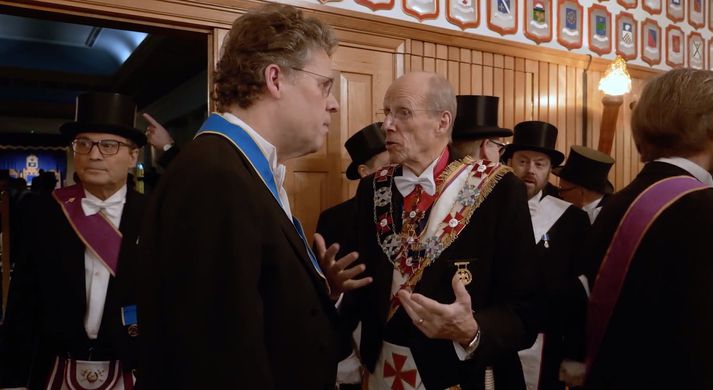 Hér má sjá skjáskot úr myndinni en í Frímúrareglunni eru menn ávallt einkennisklæddir.