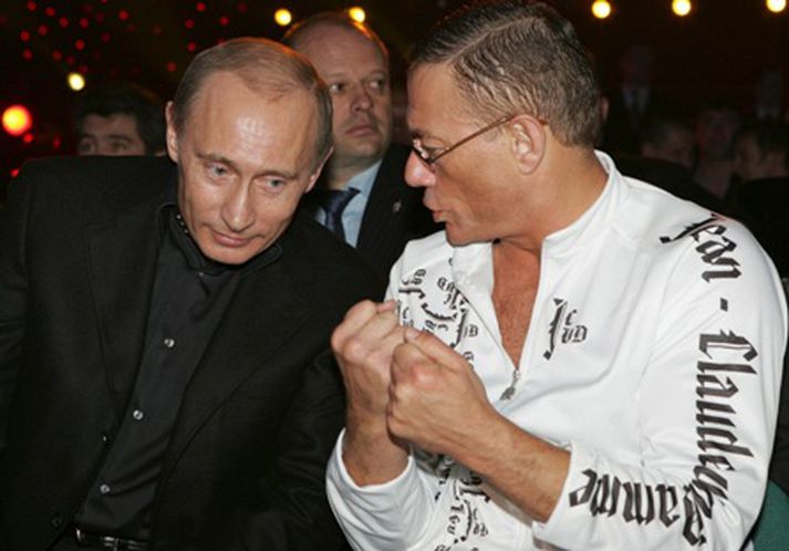Vladímír Pútín og Jean-Claude Van Damme á bardaganum í gær.