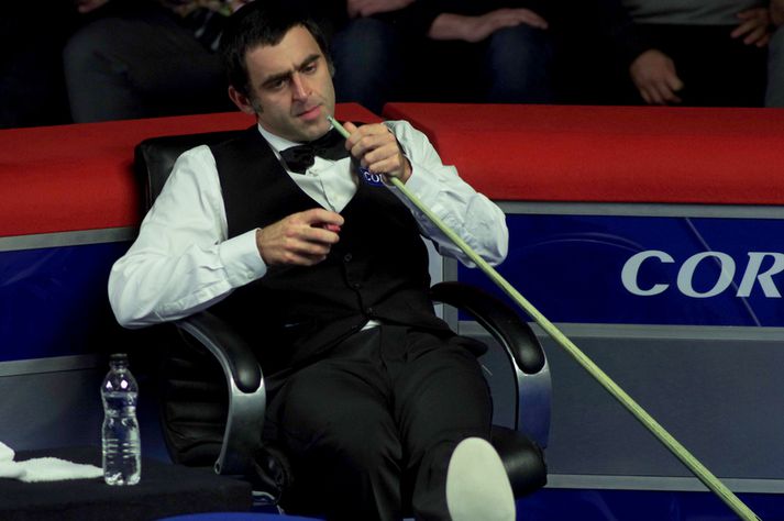 Ronnie O'Sullivan er ekki kátur en samt að vinna.