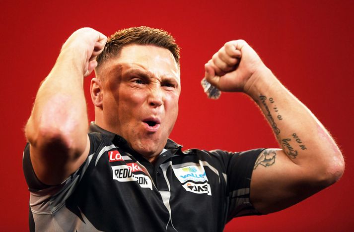 Gerwyn Price fagnar sigri.