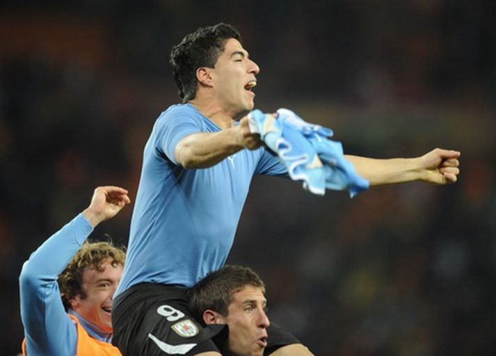 Luis Suarez gat leyft sér að fagna eftir leikinn í gær.
