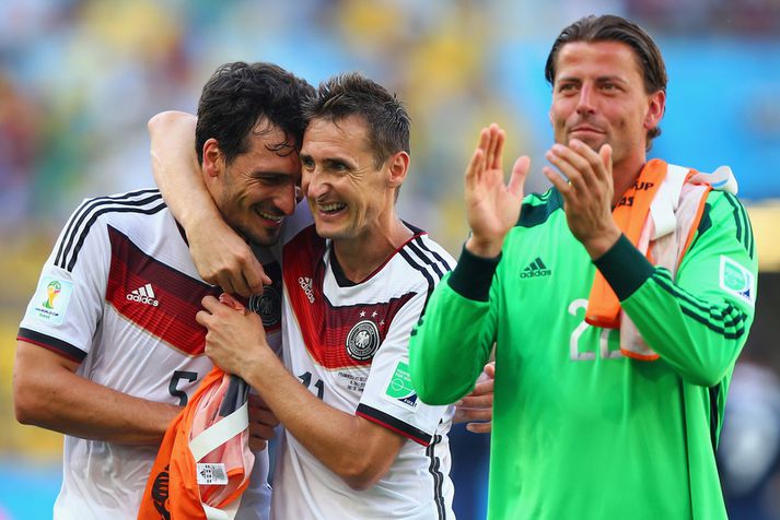 Miroslav Klose fagnar sigri með hetju Þjóðverja Mats Hummels.