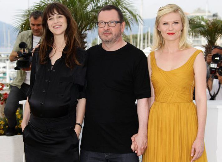 Lars Von Trier ásamt leikkonunum Kirsten Dunst og Charlotte Gainsbourg. Í meðfylgjandi myndskeiði má sjá brot úr mynd þeirra, Melancholia. Neðar í fréttinni er hlekkur á blaðamannafundinn fræga.