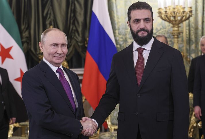 Ahmed al-Sharaa, forseti Sýrlands, fór til Rússlands í janúar og fundaði þar með Vladimír Pútín, forseta Rússlands. Þá ræddu þeir meðal annars veru rússneskra hermanna í Sýrlandi og veru Bashars al-Assad í Moskvu.