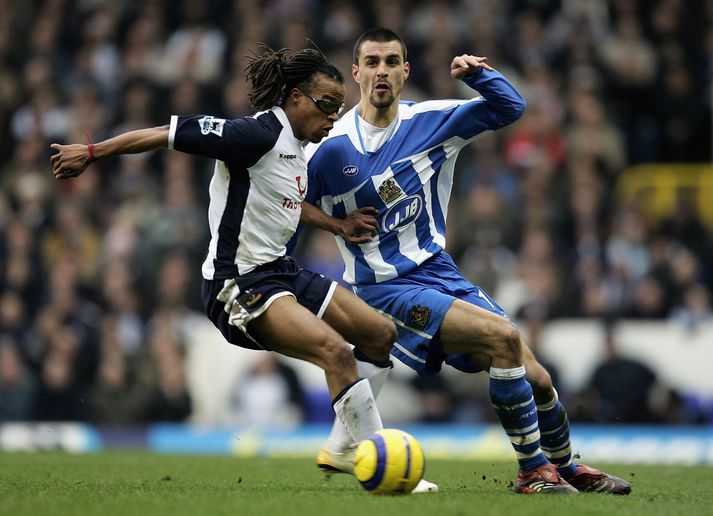 Edgar Davids og Paul Scharner í leiknum í dag.