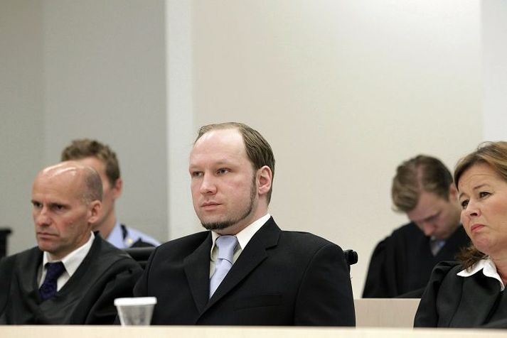 Anders Behring Breivik ásamt verjanda sínum Geir Lippestad í réttarsal í Ósló í gær.

