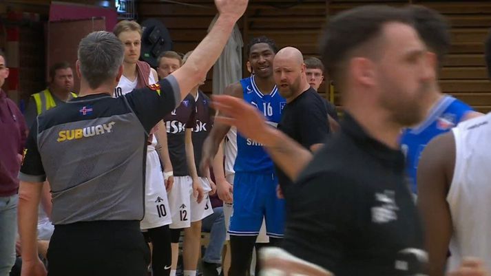 Arnar Guðjónsson var augljóslega ósáttur eftir að Seth LeDay hoppaði utan í hann og vel valin orð voru látin falla.