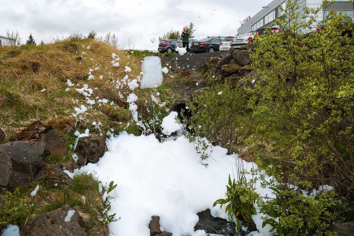 Froðan rennur úr frárennsli við Stórhöfða.