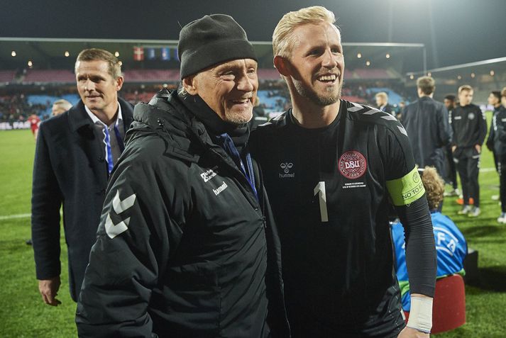 Lars Högh með danska landsliðsmarkverðinum Kasper Schmeichel eftir landsleik.