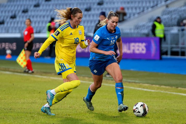 Hildur Antonsdóttir er á miðjunni gegn Úkraínu rétt eins og þegar Ísland vann 1-0 sigur á Laugardalsvelli í apríl.