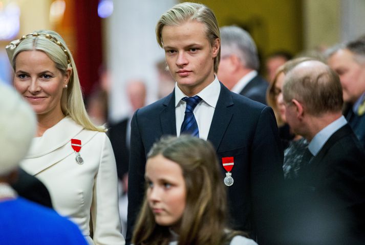 Vandræðamæðginin Mette-Marit (lengst til vinstri) og Marius Borg Høiby.
