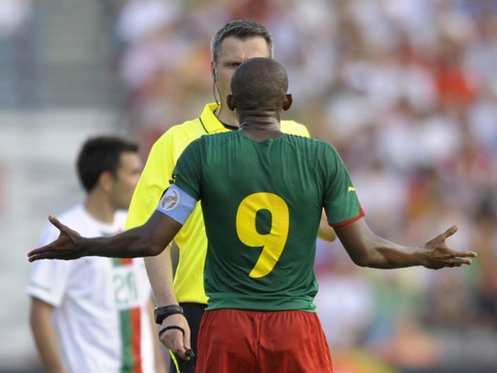 Það dugði ekkert fyrir Samuel Eto’o að deila við dómarann.