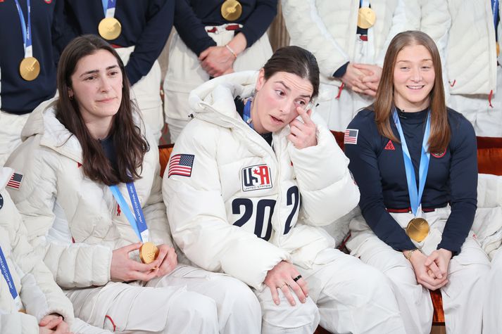 Hilary Knight (í miðju) með þeim Megan Keller og Aerin Frankel sem eru liðsfélagar hennar í gullliði Bandaríkjanna. 