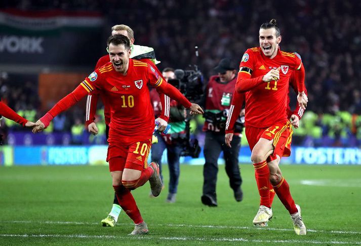 Aaron Ramsey og Gareth Bale fagna saman með velska landsliðinu á Cardiff City Stadium í undankeppni EM 2020.