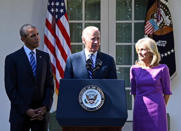 Joe Biden sagði frá ákvörðun sinni í Rósagarði Hvíta hússins með forsetann og eiginkonu sína sér við hlið.